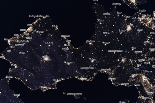Ya sabemos dónde no ver el eclipse solar: este genial mapa 3D de contaminación luminosa convierte las ciudades en montañas de luz